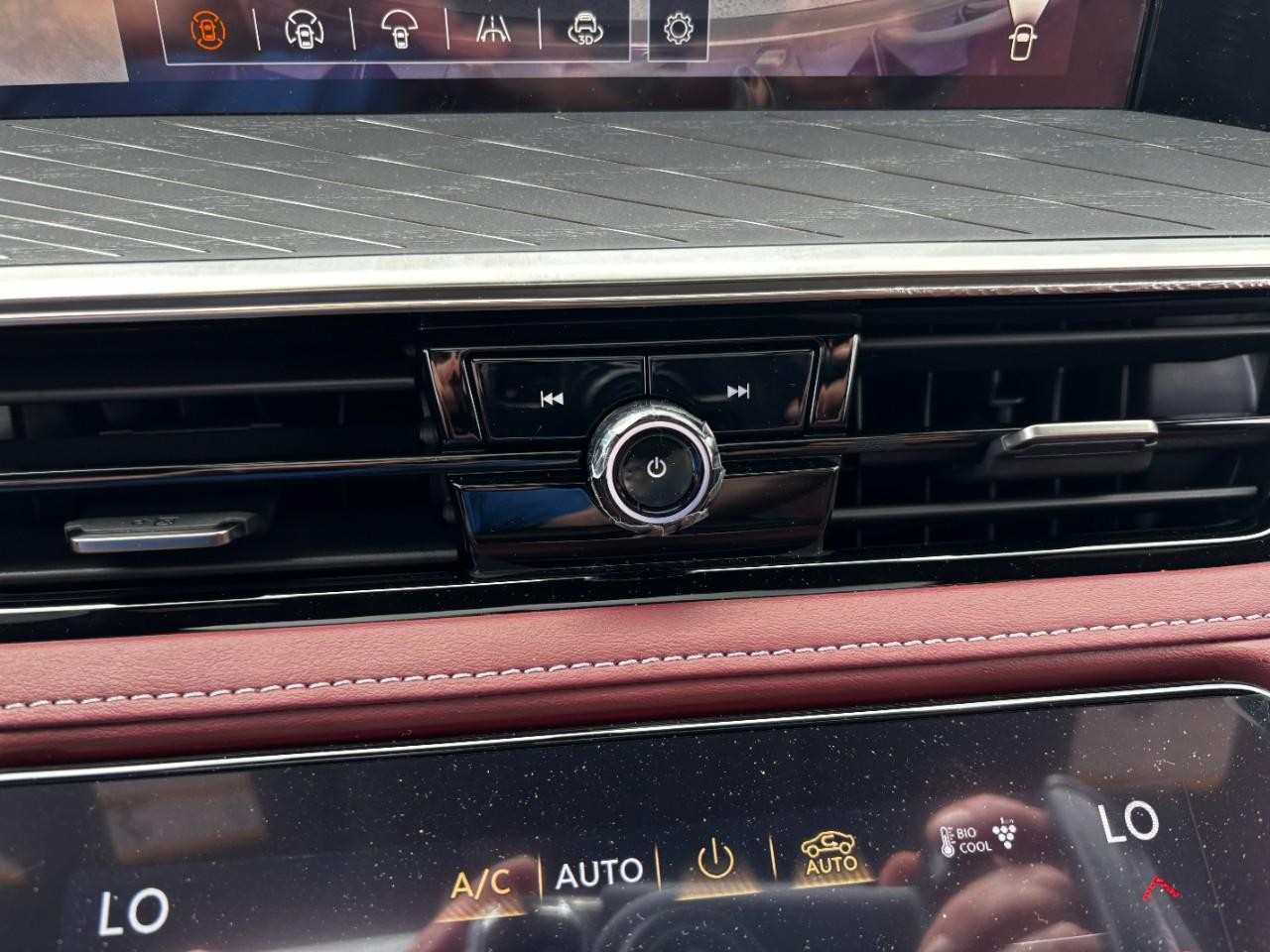 INFINITI QX80 Vehicle Full-screen Gallery Image 28