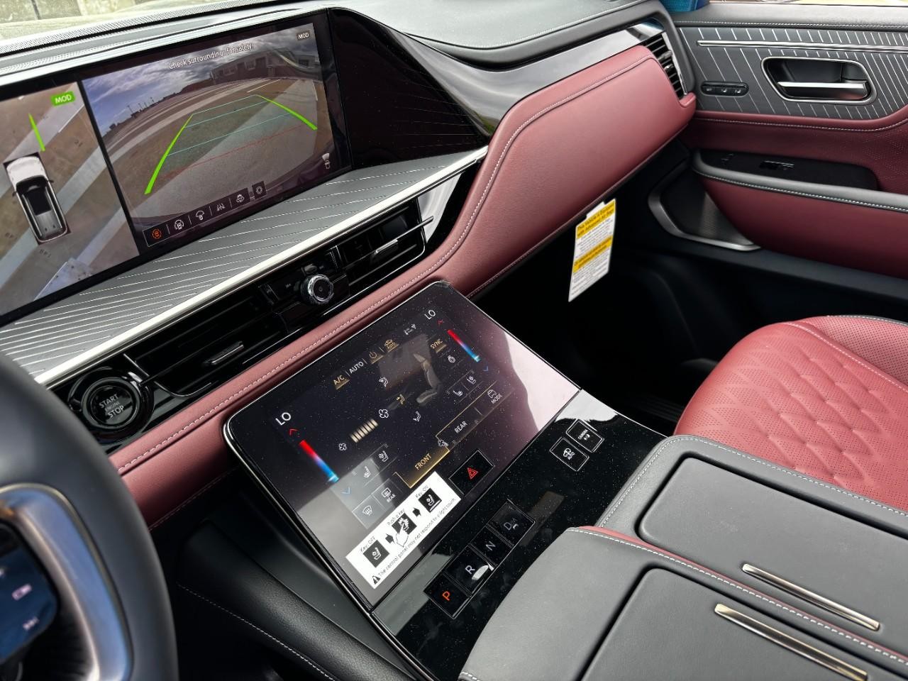 INFINITI QX80 Vehicle Full-screen Gallery Image 32