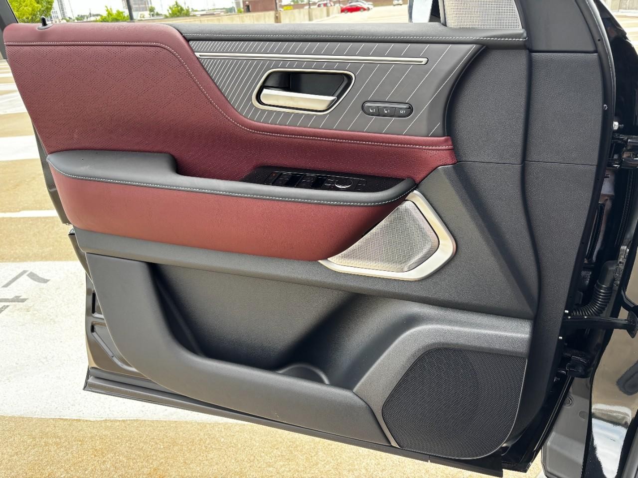 INFINITI QX80 Vehicle Full-screen Gallery Image 33