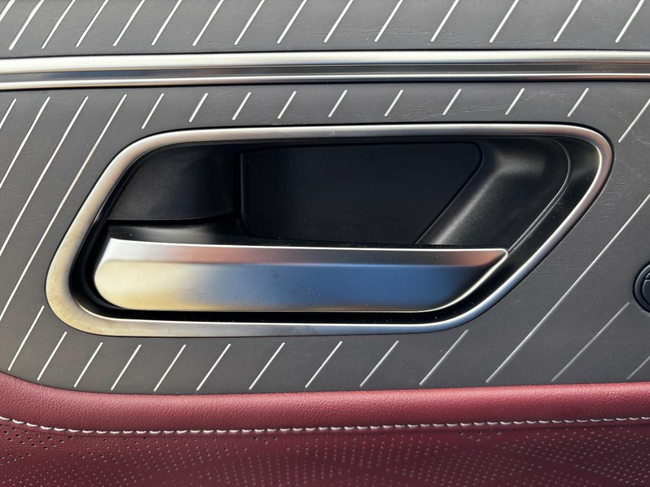 INFINITI QX80 Vehicle Full-screen Gallery Image 35