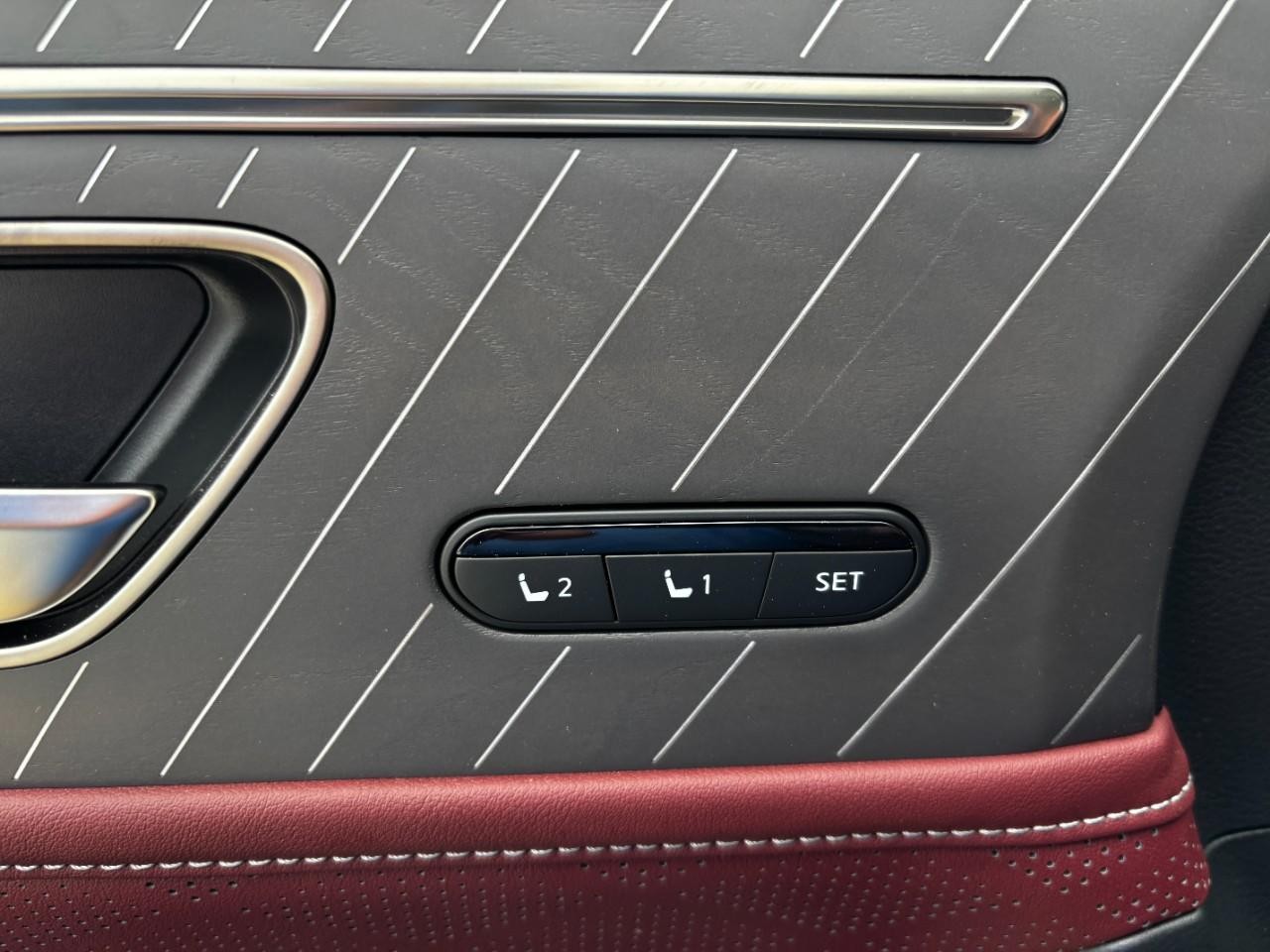 INFINITI QX80 Vehicle Full-screen Gallery Image 36