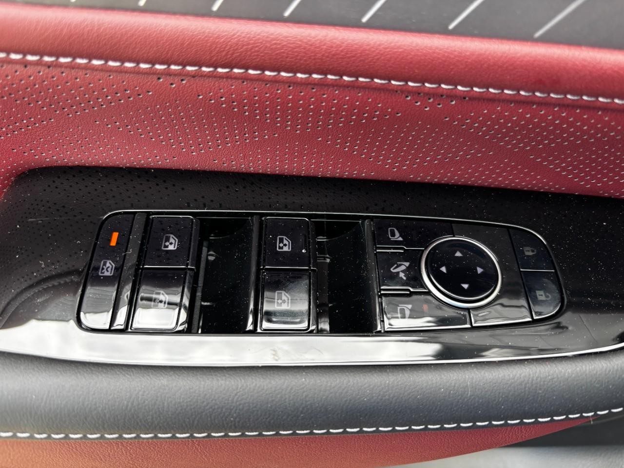 INFINITI QX80 Vehicle Full-screen Gallery Image 37