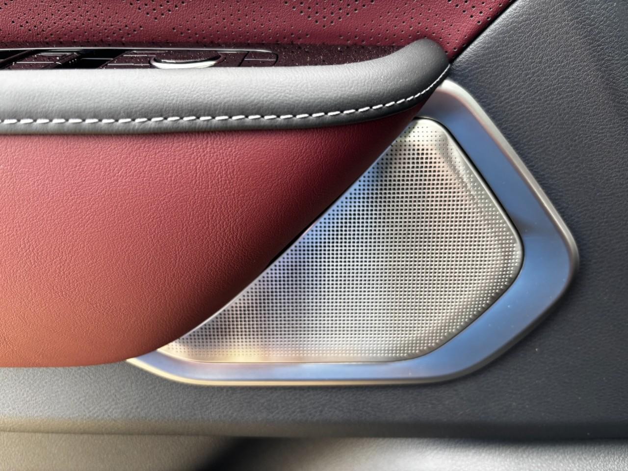 INFINITI QX80 Vehicle Full-screen Gallery Image 38