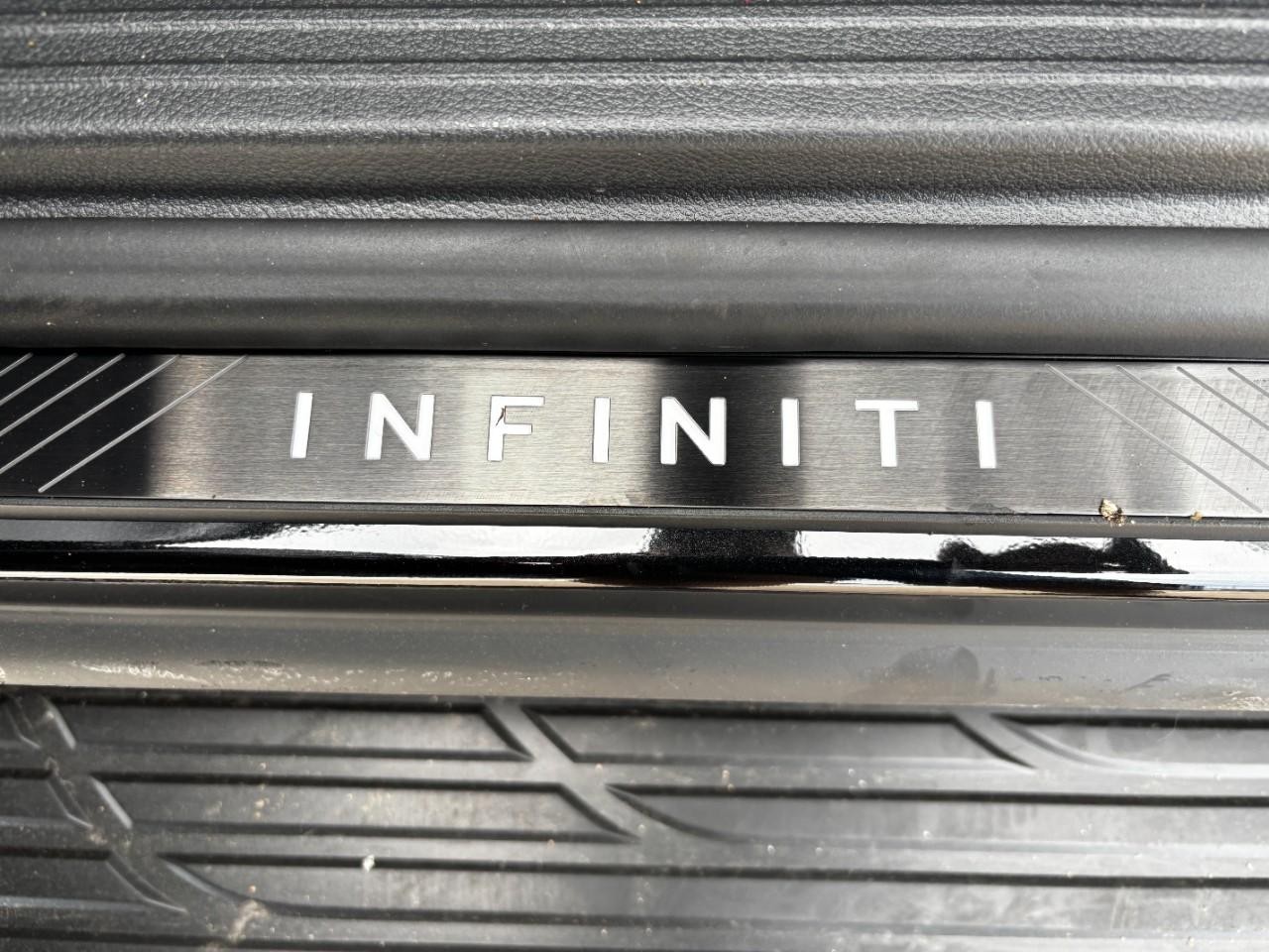 INFINITI QX80 Vehicle Full-screen Gallery Image 39