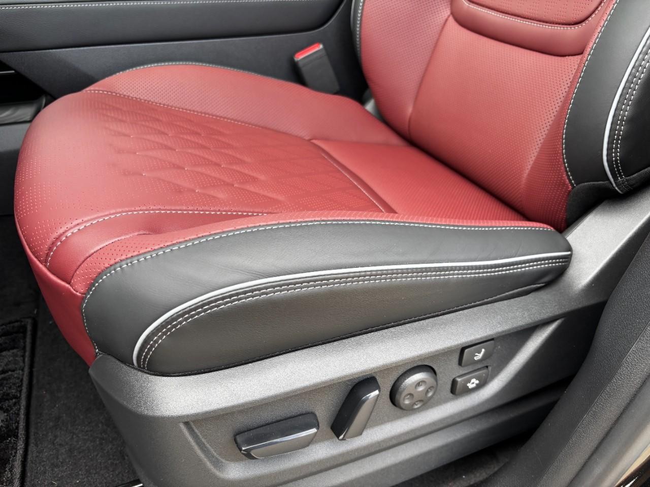 INFINITI QX80 Vehicle Full-screen Gallery Image 40