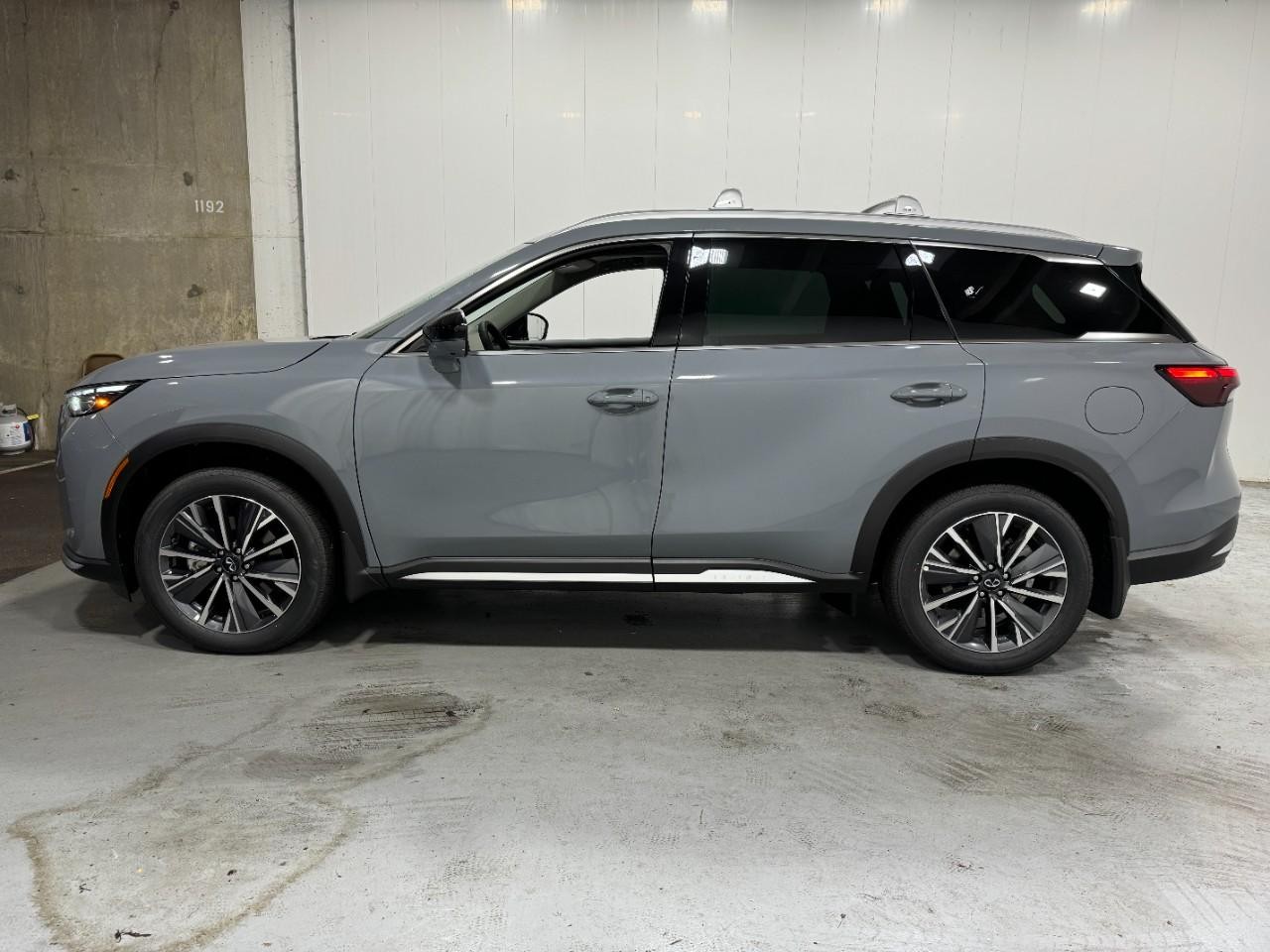 INFINITI QX60 Vehicle Full-screen Gallery Image 2