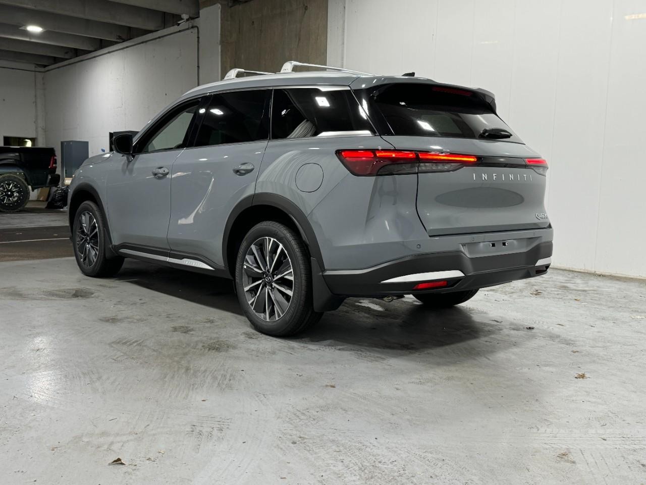 INFINITI QX60 Vehicle Full-screen Gallery Image 3