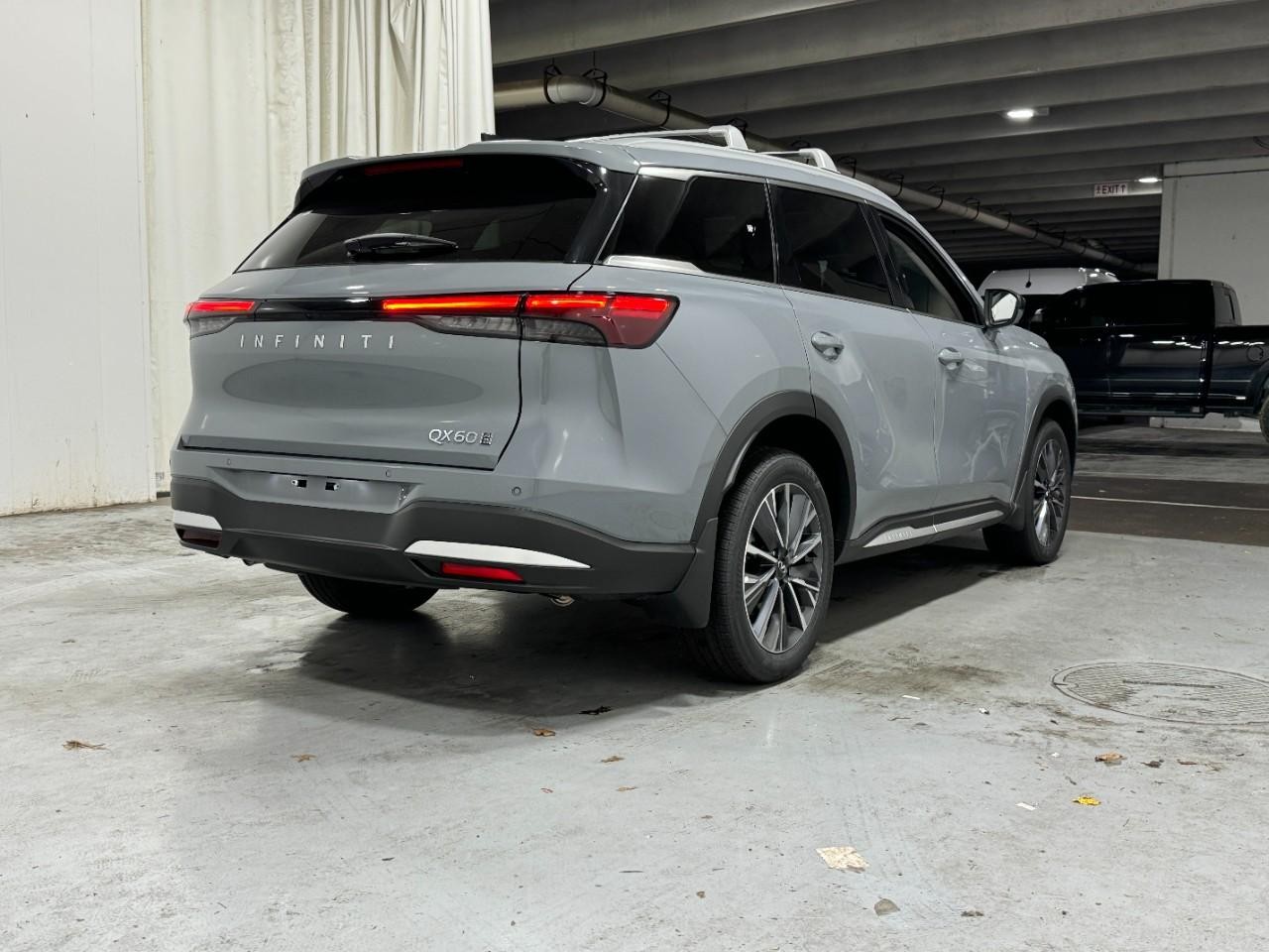 INFINITI QX60 Vehicle Full-screen Gallery Image 4