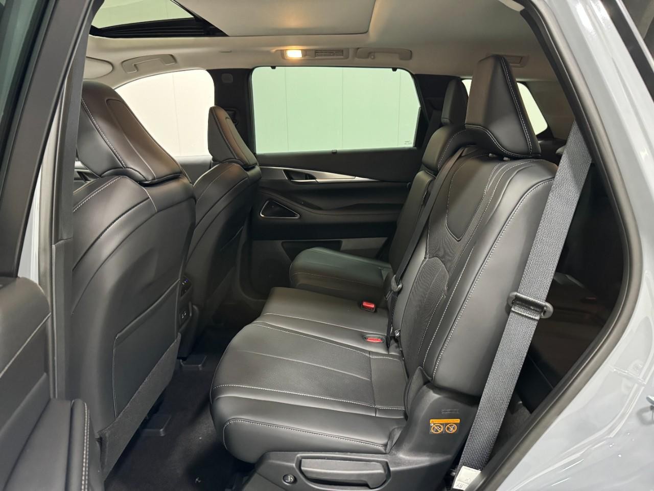 INFINITI QX60 Vehicle Full-screen Gallery Image 9