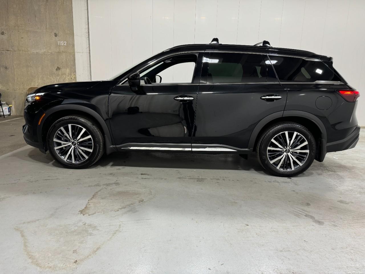 INFINITI QX60 Vehicle Full-screen Gallery Image 2