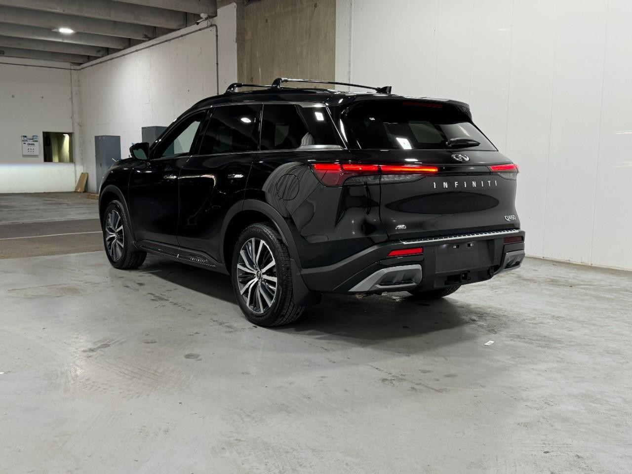 INFINITI QX60 Vehicle Full-screen Gallery Image 3