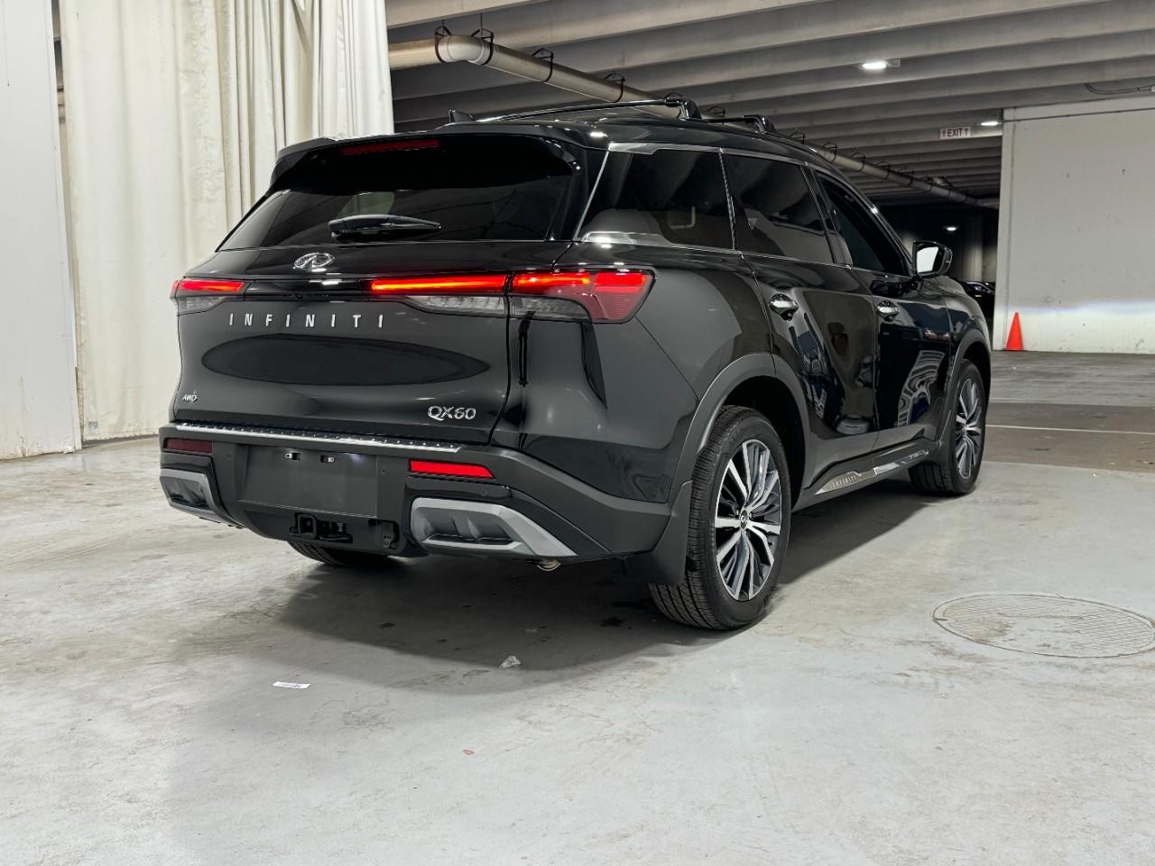 INFINITI QX60 Vehicle Full-screen Gallery Image 4