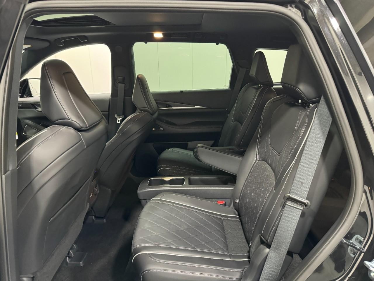 INFINITI QX60 Vehicle Full-screen Gallery Image 9