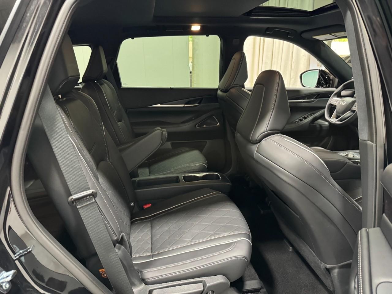 INFINITI QX60 Vehicle Full-screen Gallery Image 12