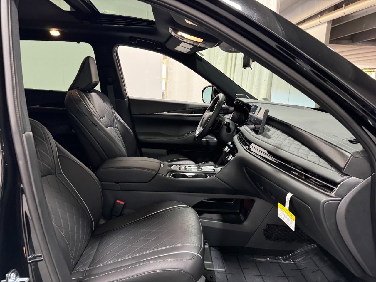 INFINITI QX60 Vehicle Full-screen Gallery Image 21