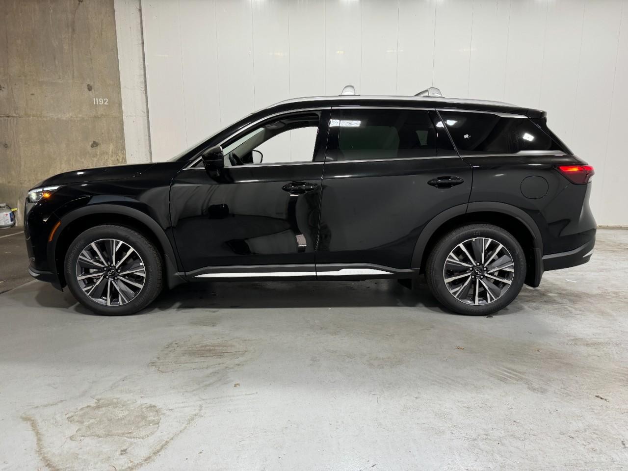 INFINITI QX60 Vehicle Full-screen Gallery Image 2
