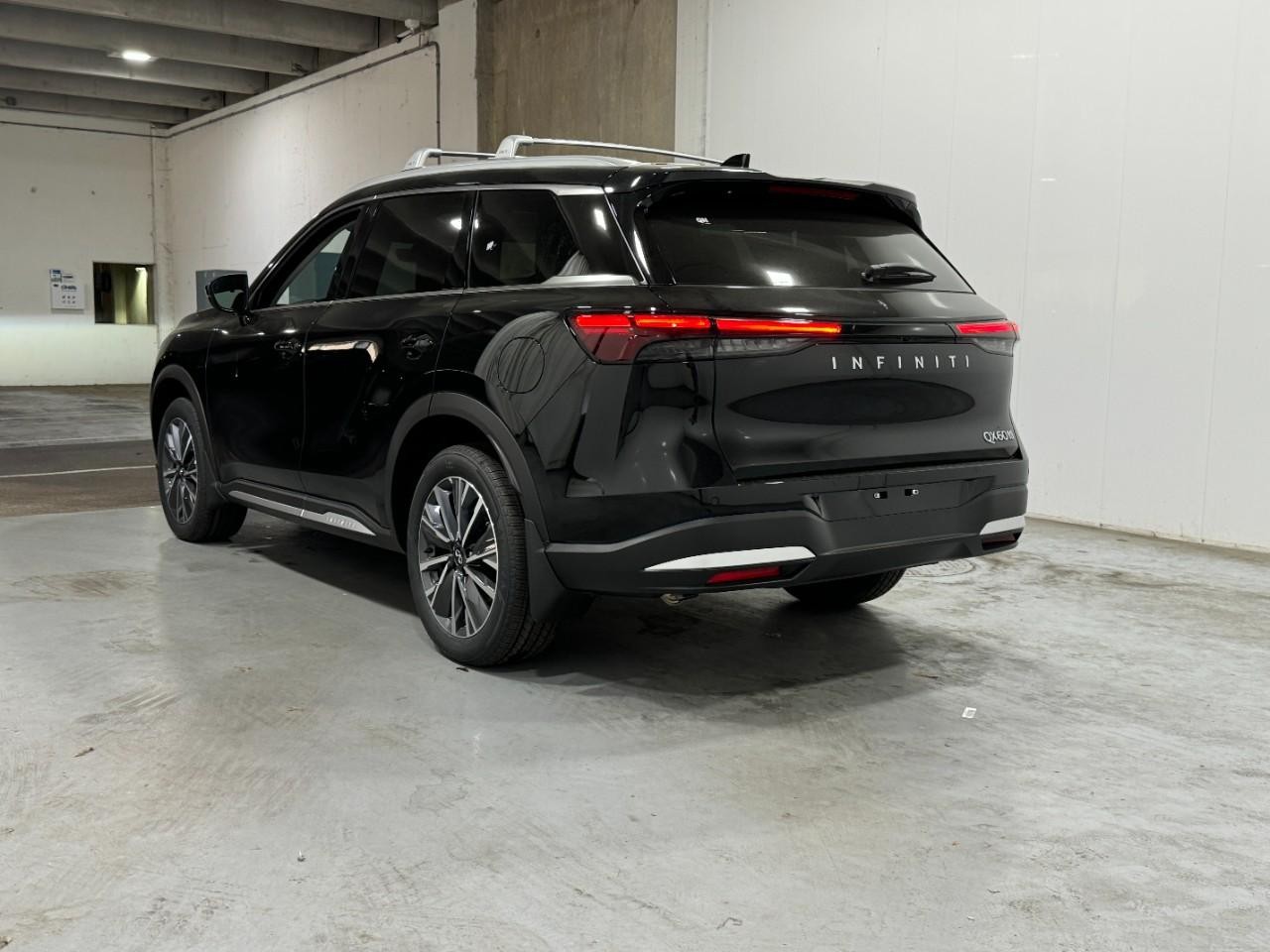 INFINITI QX60 Vehicle Full-screen Gallery Image 3