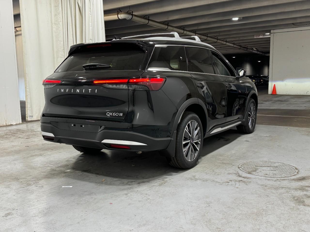 INFINITI QX60 Vehicle Full-screen Gallery Image 4