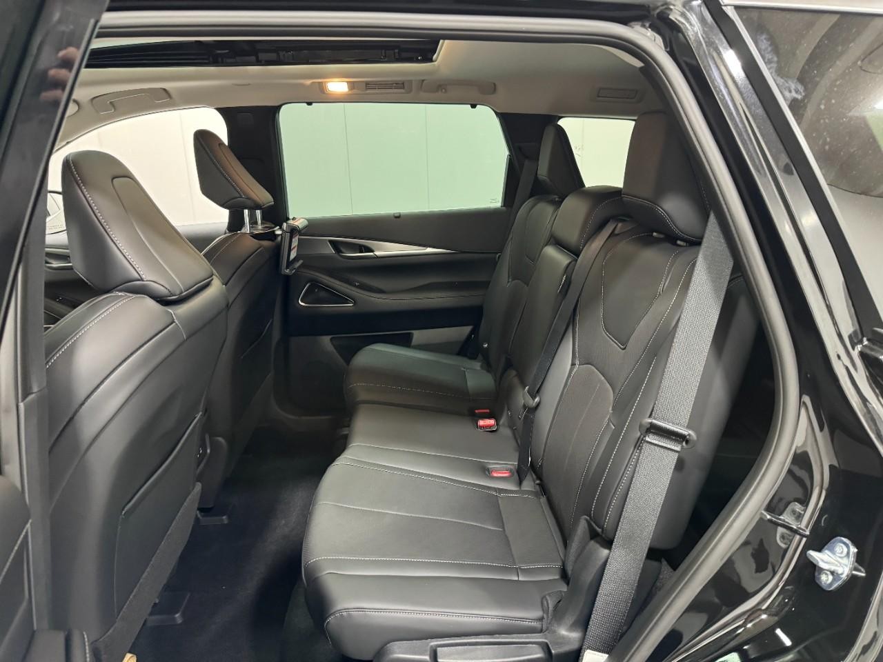 INFINITI QX60 Vehicle Full-screen Gallery Image 9