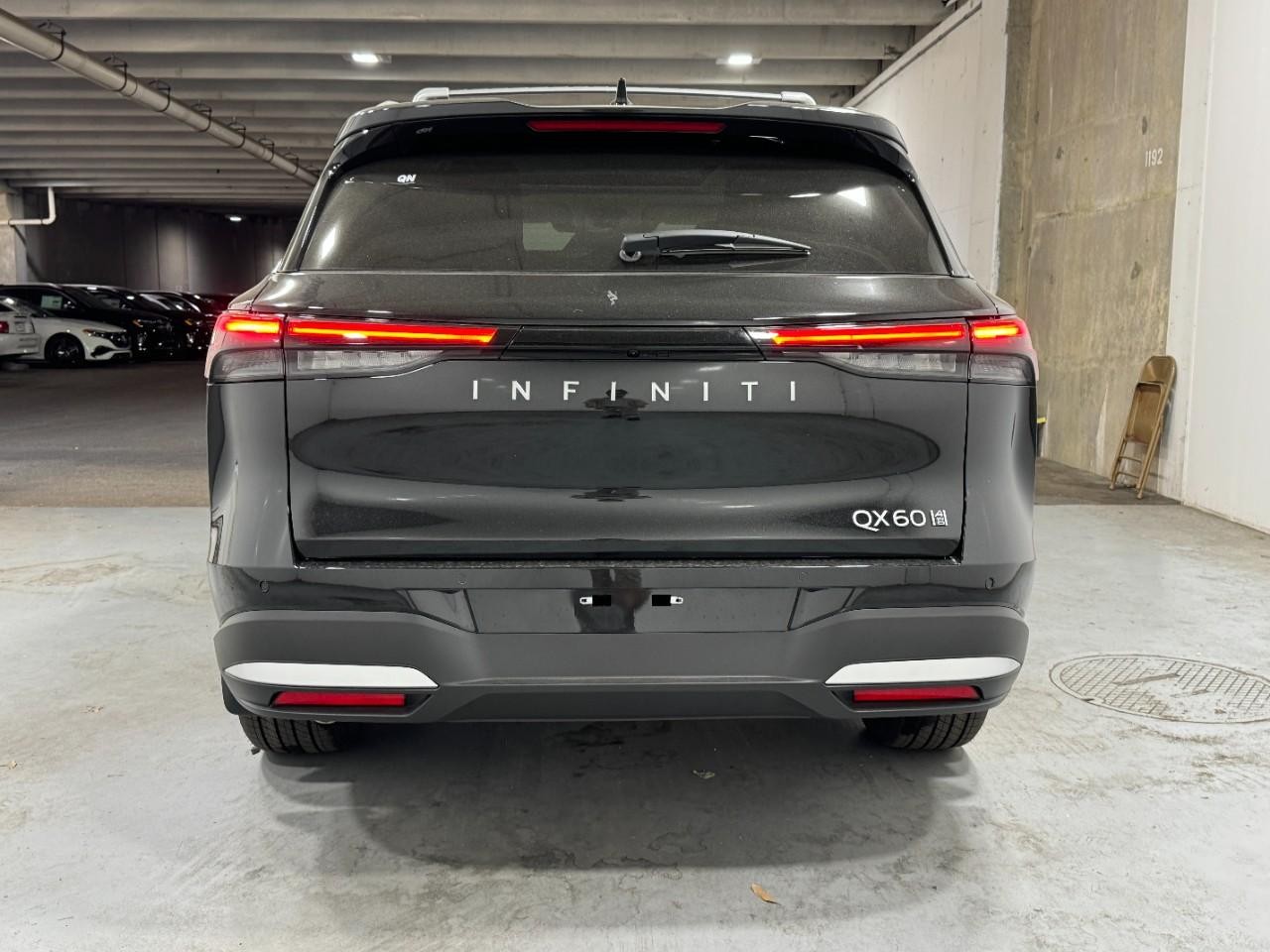 INFINITI QX60 Vehicle Full-screen Gallery Image 10