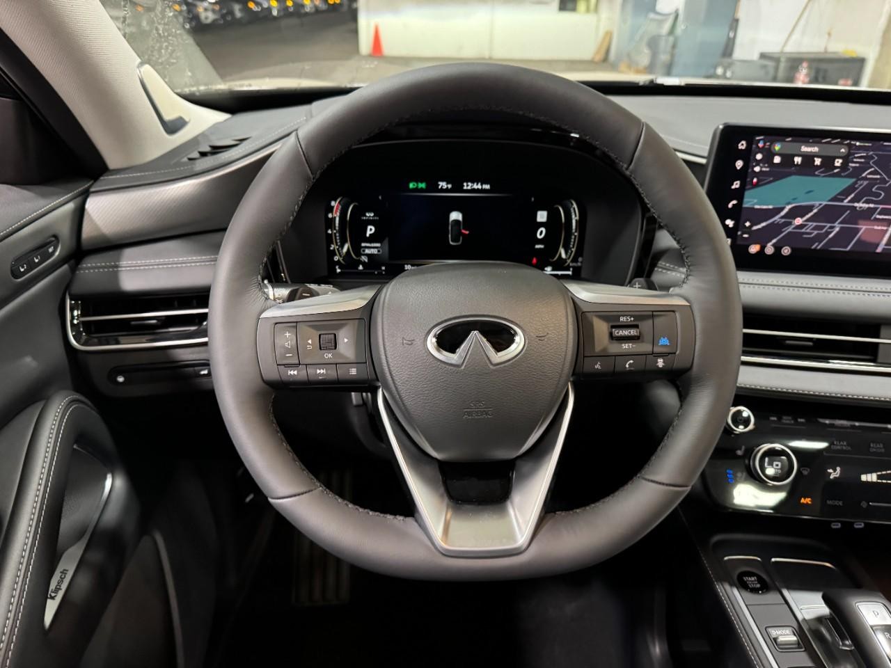 INFINITI QX60 Vehicle Full-screen Gallery Image 16