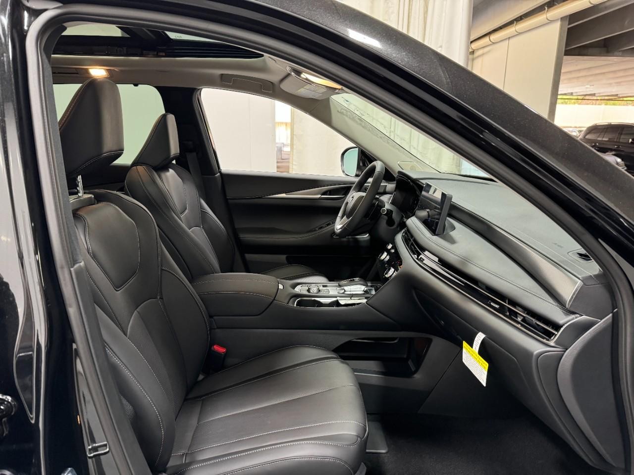 INFINITI QX60 Vehicle Full-screen Gallery Image 21