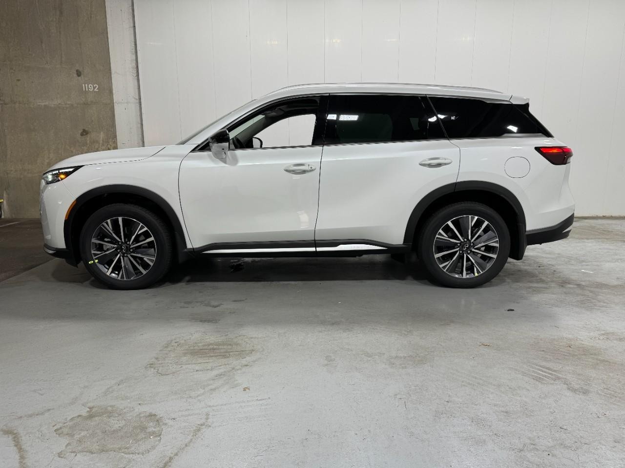 INFINITI QX60 Vehicle Full-screen Gallery Image 2