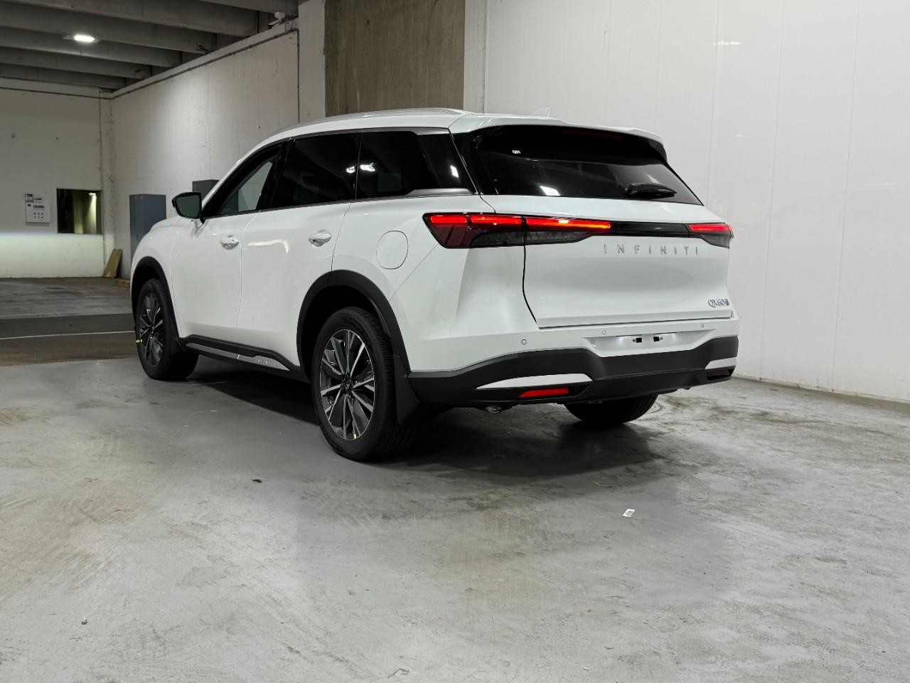 INFINITI QX60 Vehicle Full-screen Gallery Image 3