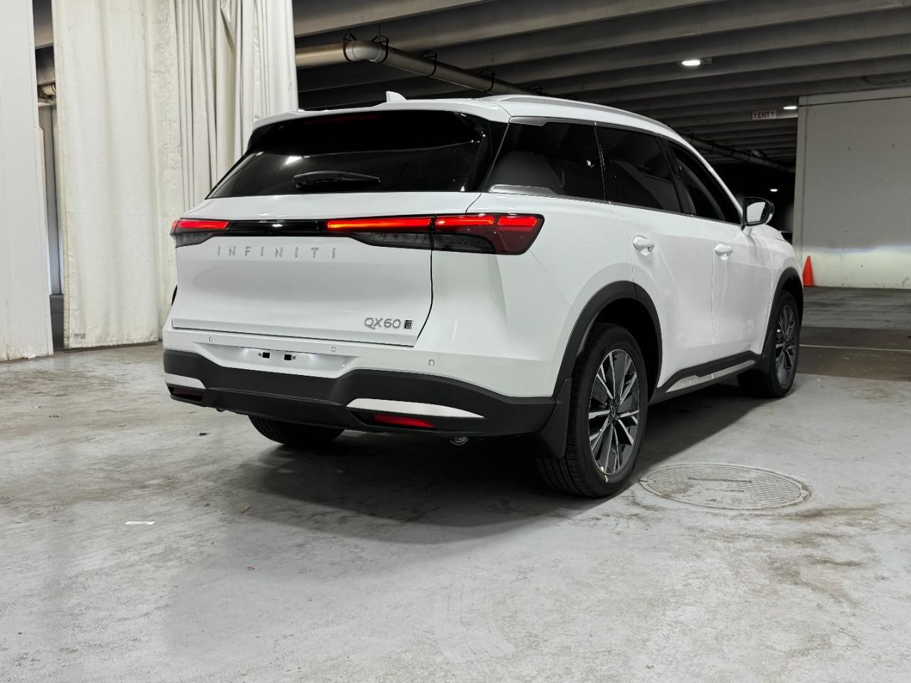 INFINITI QX60 Vehicle Full-screen Gallery Image 4