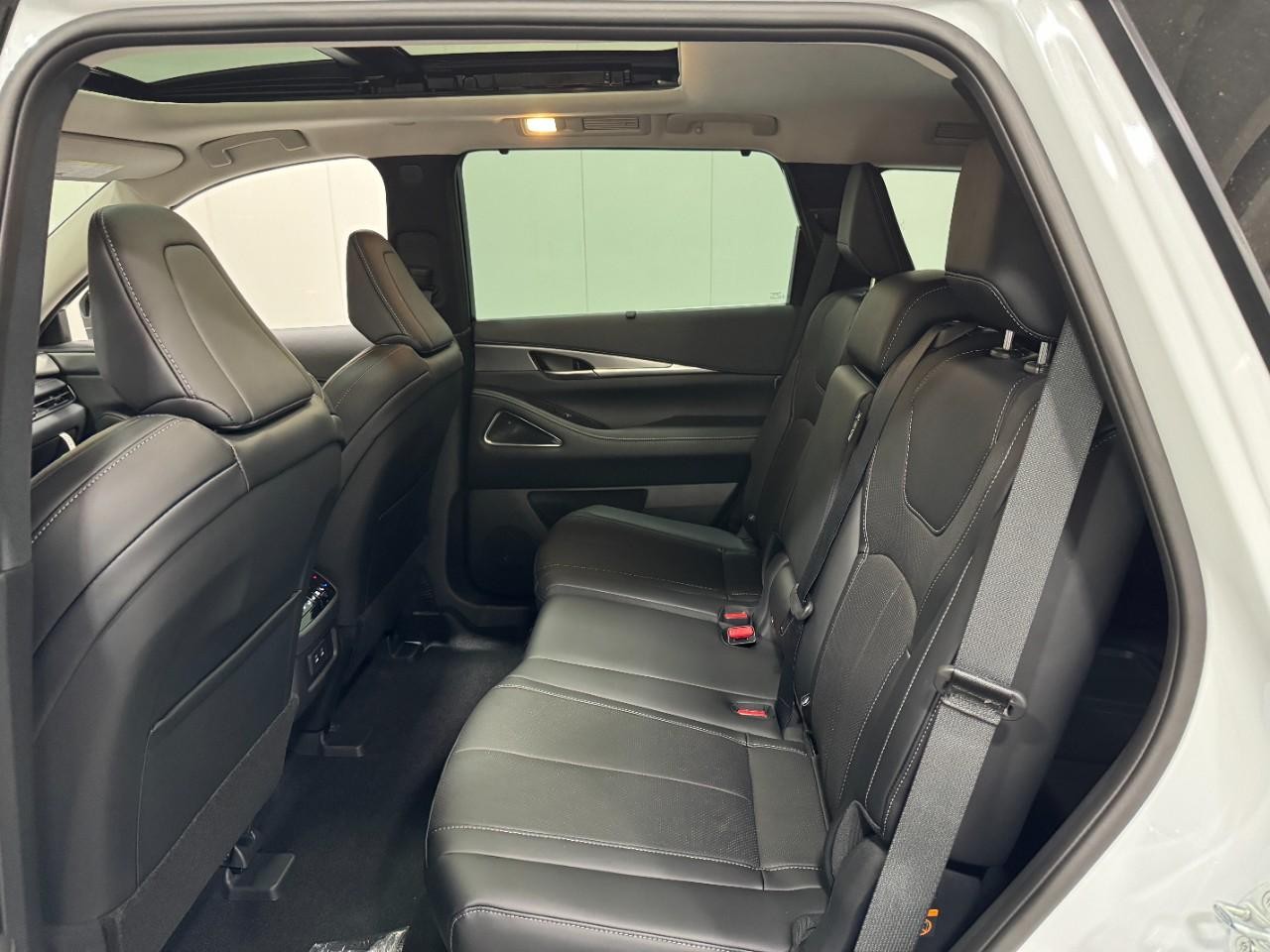 INFINITI QX60 Vehicle Full-screen Gallery Image 9