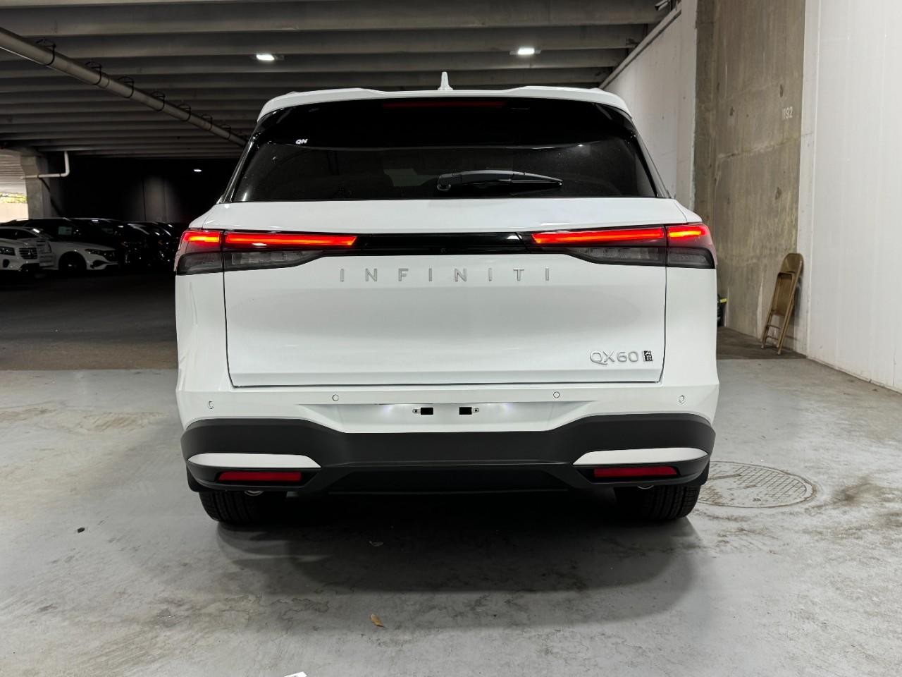 INFINITI QX60 Vehicle Full-screen Gallery Image 10