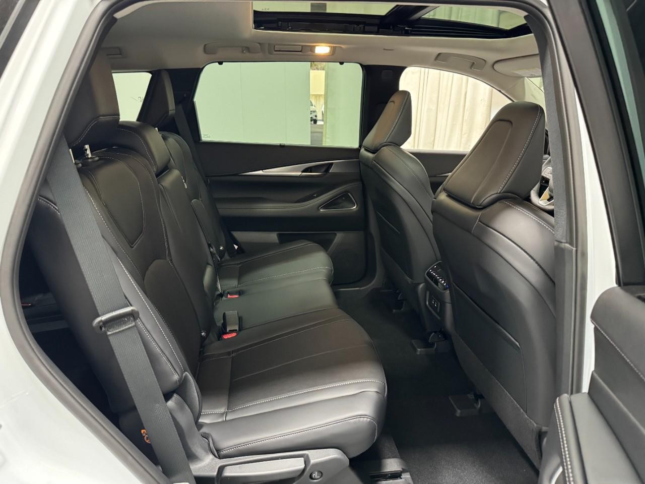 INFINITI QX60 Vehicle Full-screen Gallery Image 12