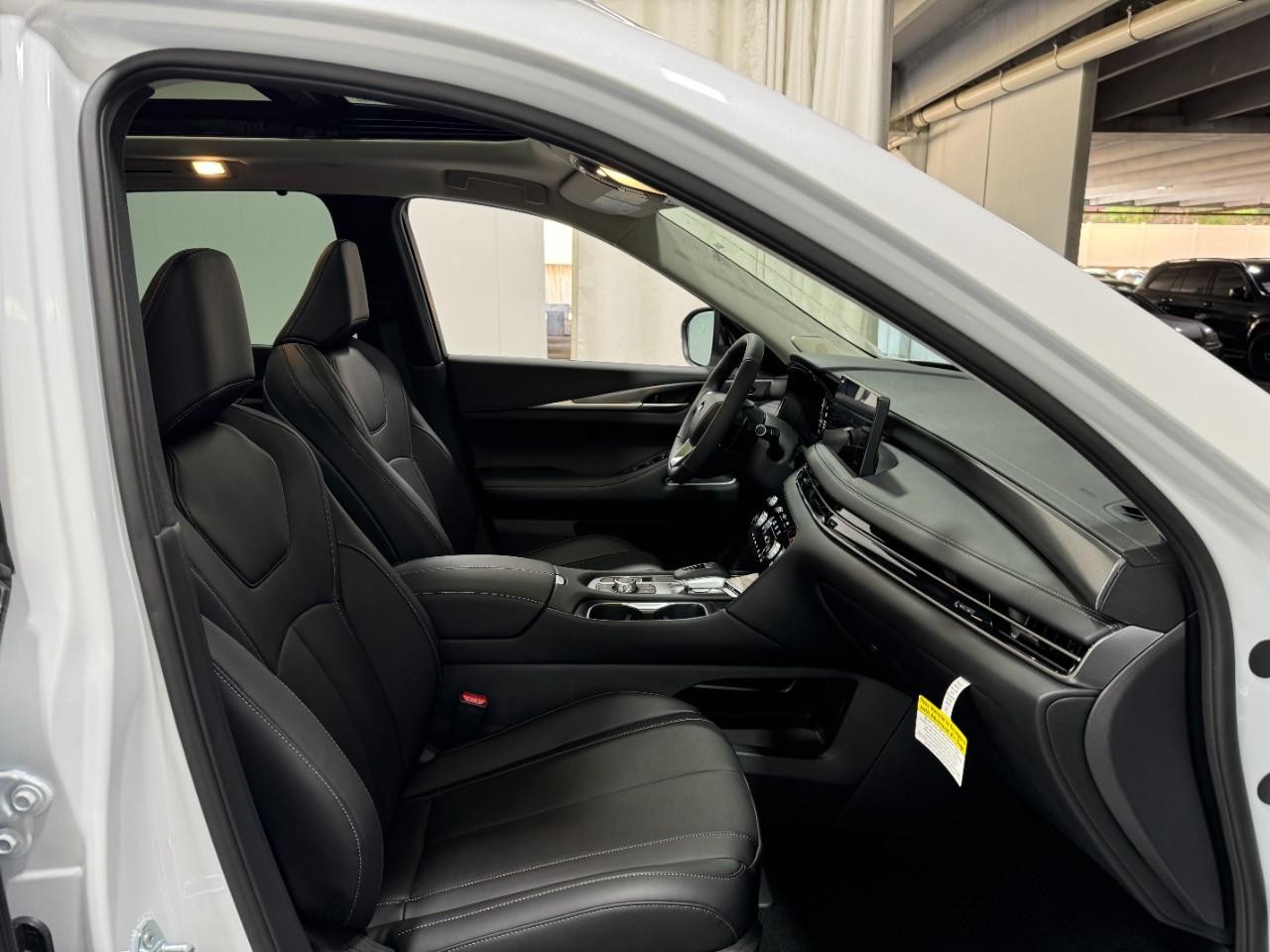 INFINITI QX60 Vehicle Full-screen Gallery Image 21