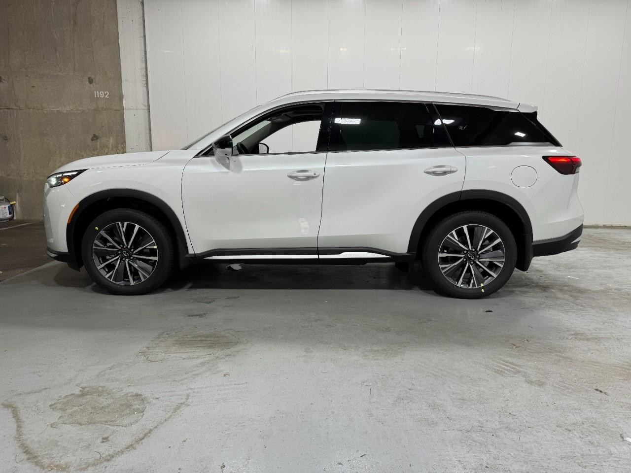 INFINITI QX60 Vehicle Full-screen Gallery Image 2