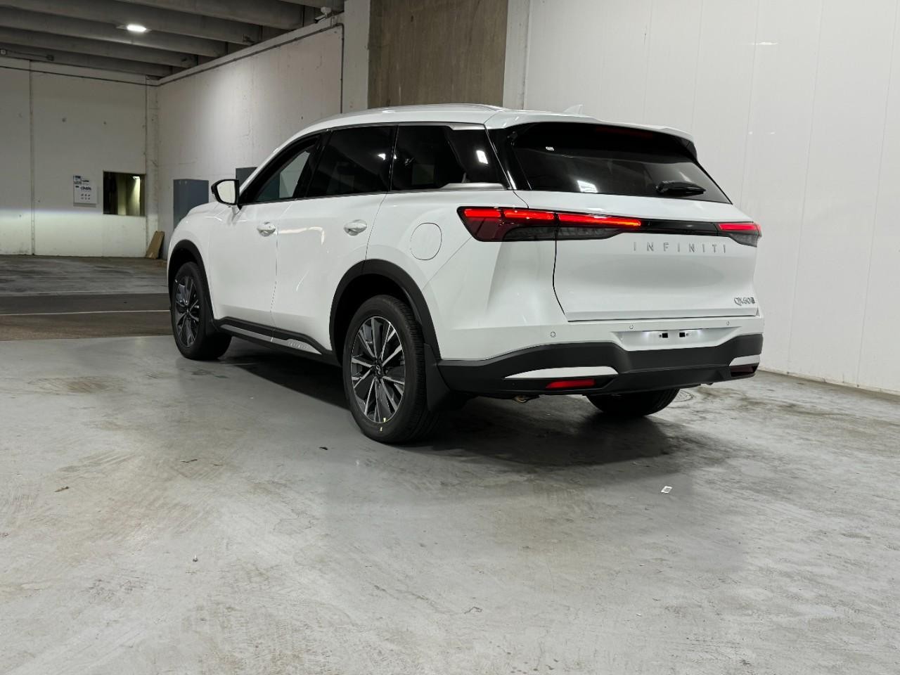 INFINITI QX60 Vehicle Full-screen Gallery Image 3