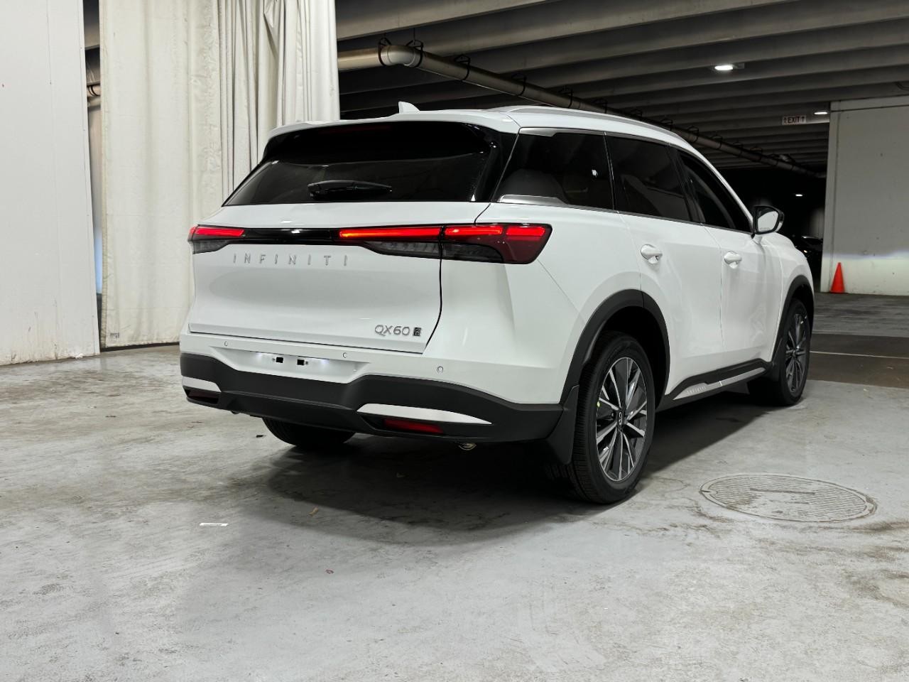 INFINITI QX60 Vehicle Full-screen Gallery Image 4