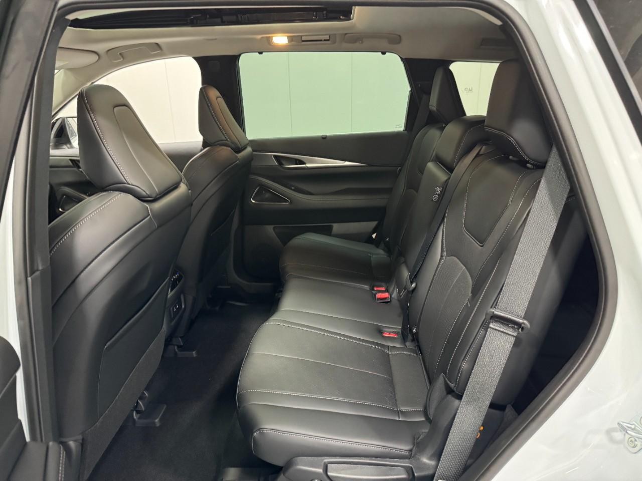 INFINITI QX60 Vehicle Full-screen Gallery Image 9