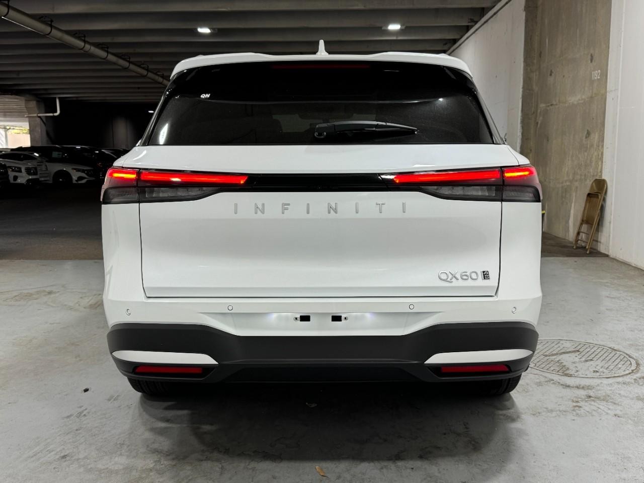 INFINITI QX60 Vehicle Full-screen Gallery Image 10