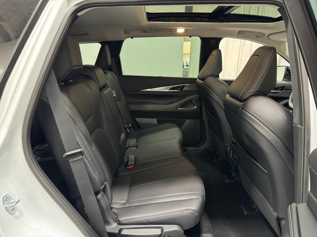 INFINITI QX60 Vehicle Full-screen Gallery Image 12