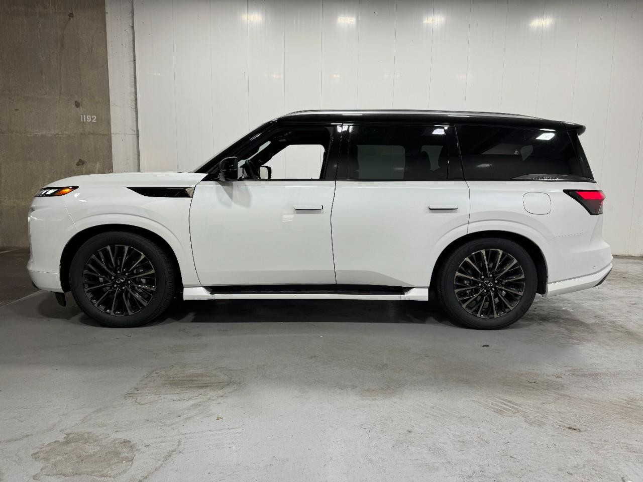 INFINITI QX80 Vehicle Full-screen Gallery Image 2