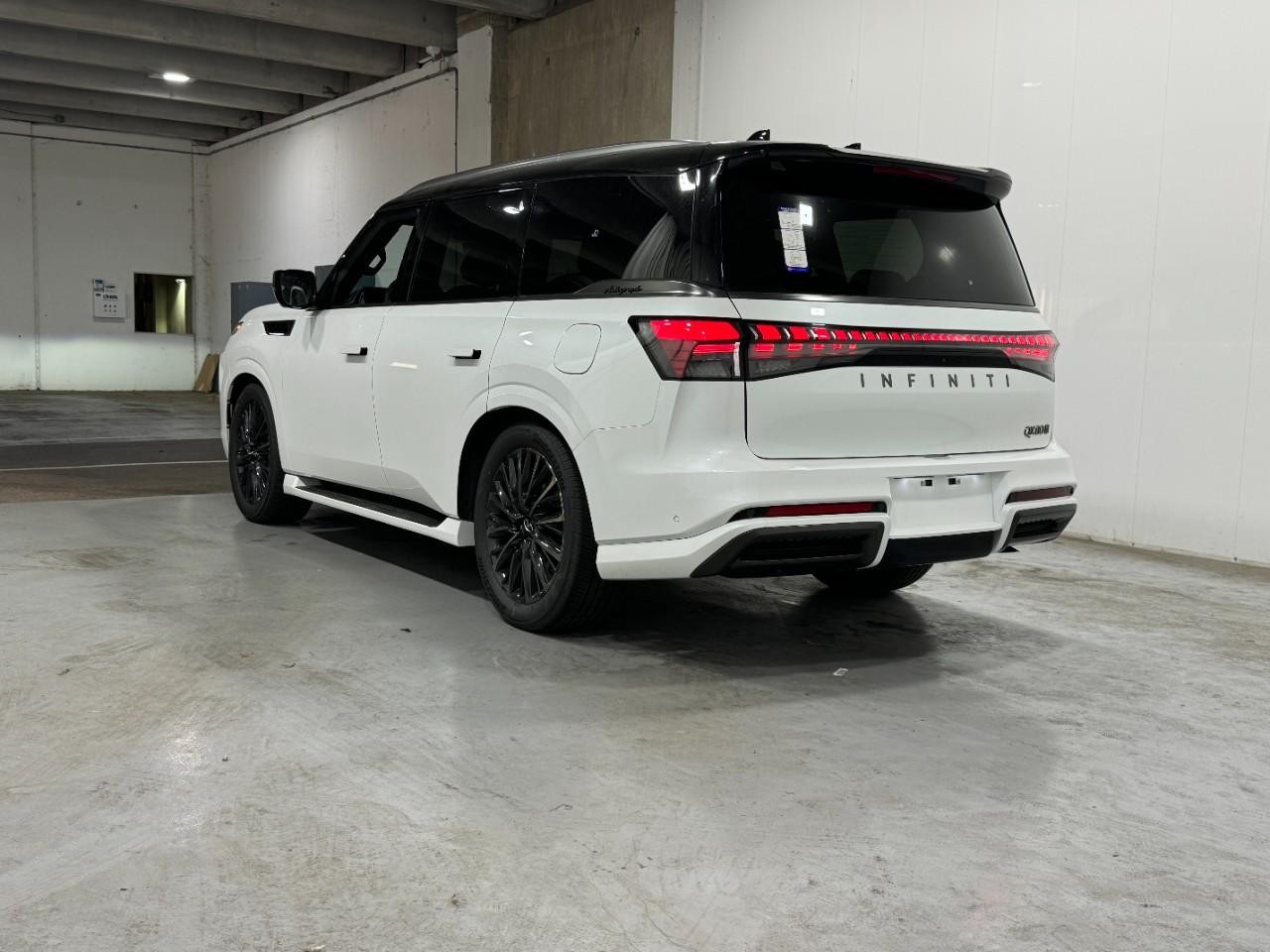 INFINITI QX80 Vehicle Full-screen Gallery Image 3