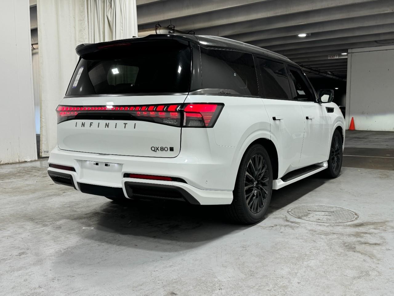 INFINITI QX80 Vehicle Full-screen Gallery Image 4