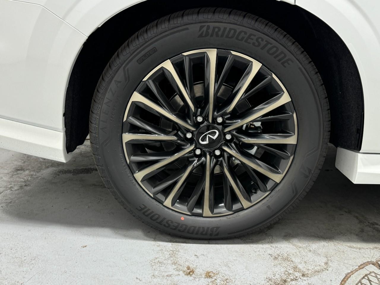 INFINITI QX80 Vehicle Full-screen Gallery Image 5