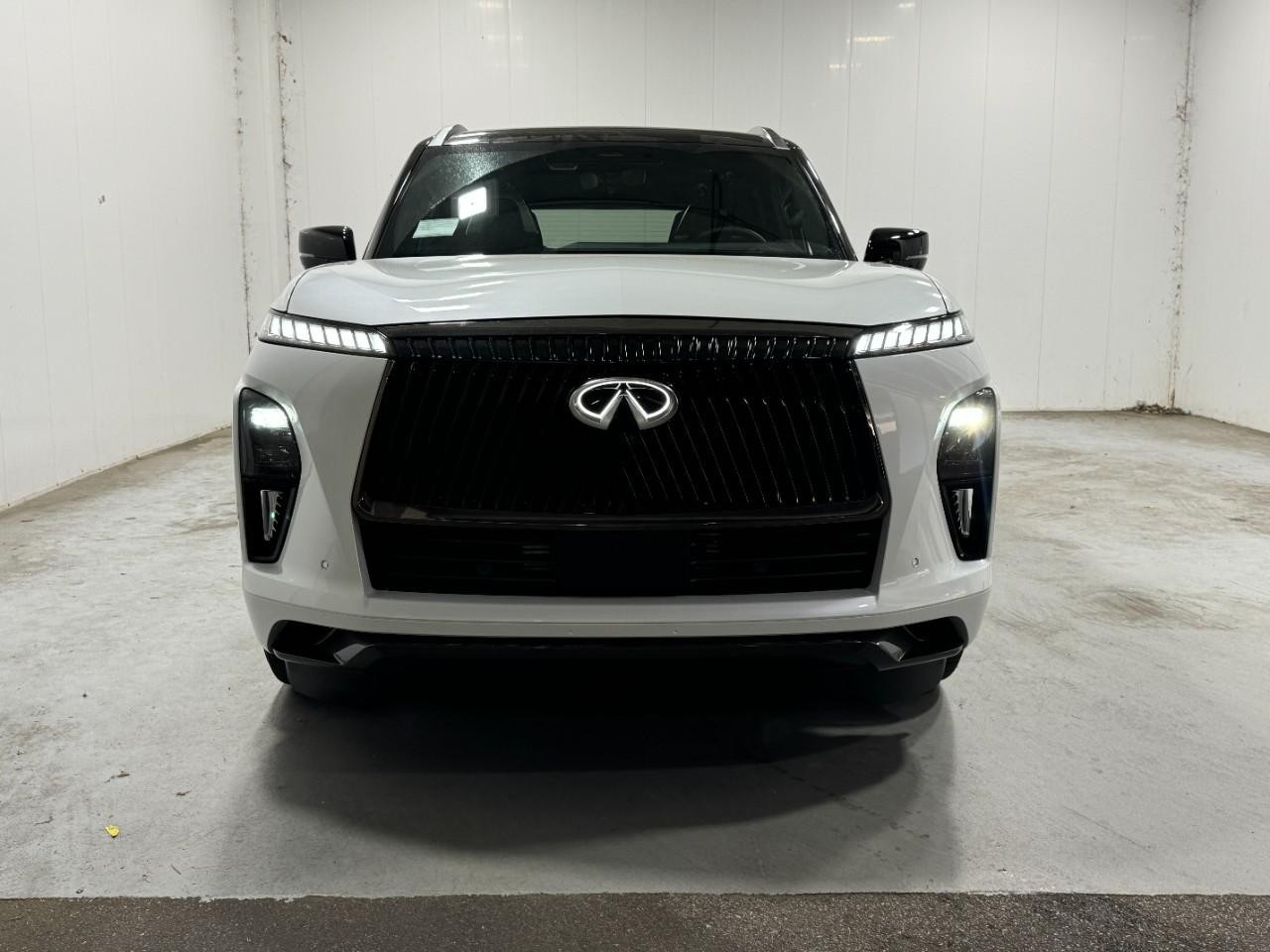 INFINITI QX80 Vehicle Full-screen Gallery Image 7