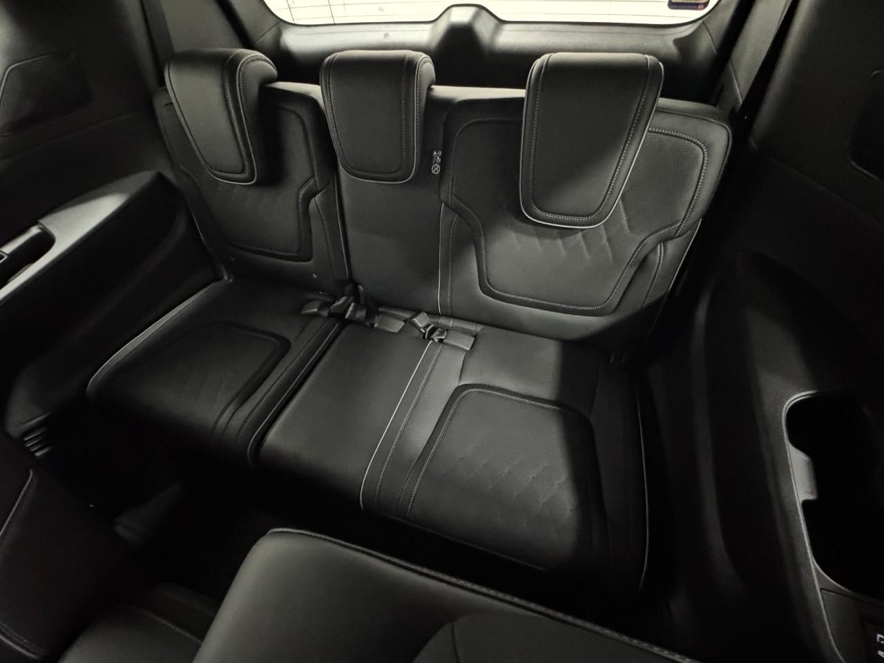 INFINITI QX80 Vehicle Full-screen Gallery Image 8