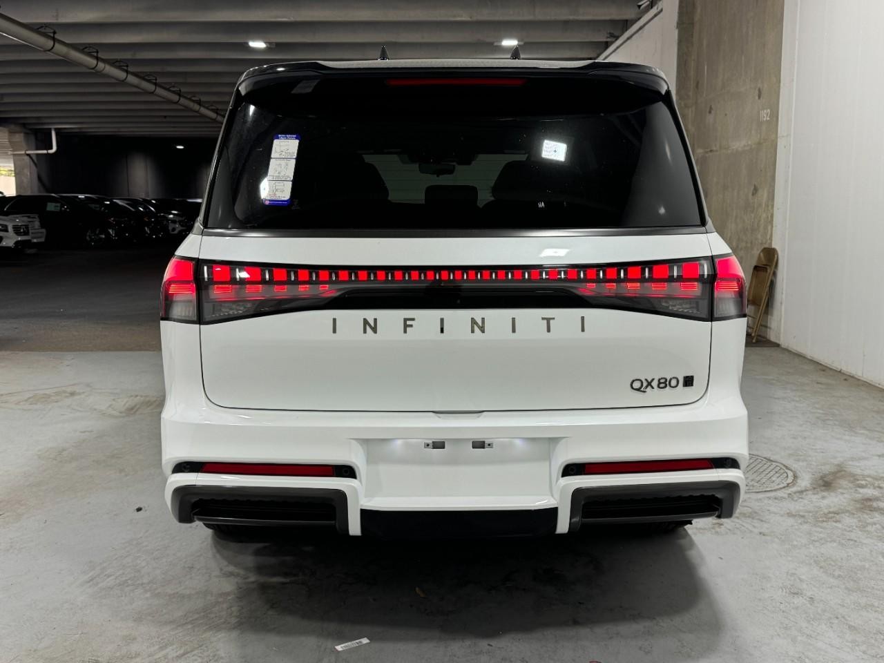 INFINITI QX80 Vehicle Full-screen Gallery Image 10