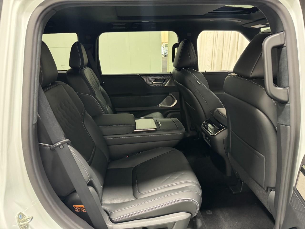 INFINITI QX80 Vehicle Full-screen Gallery Image 12