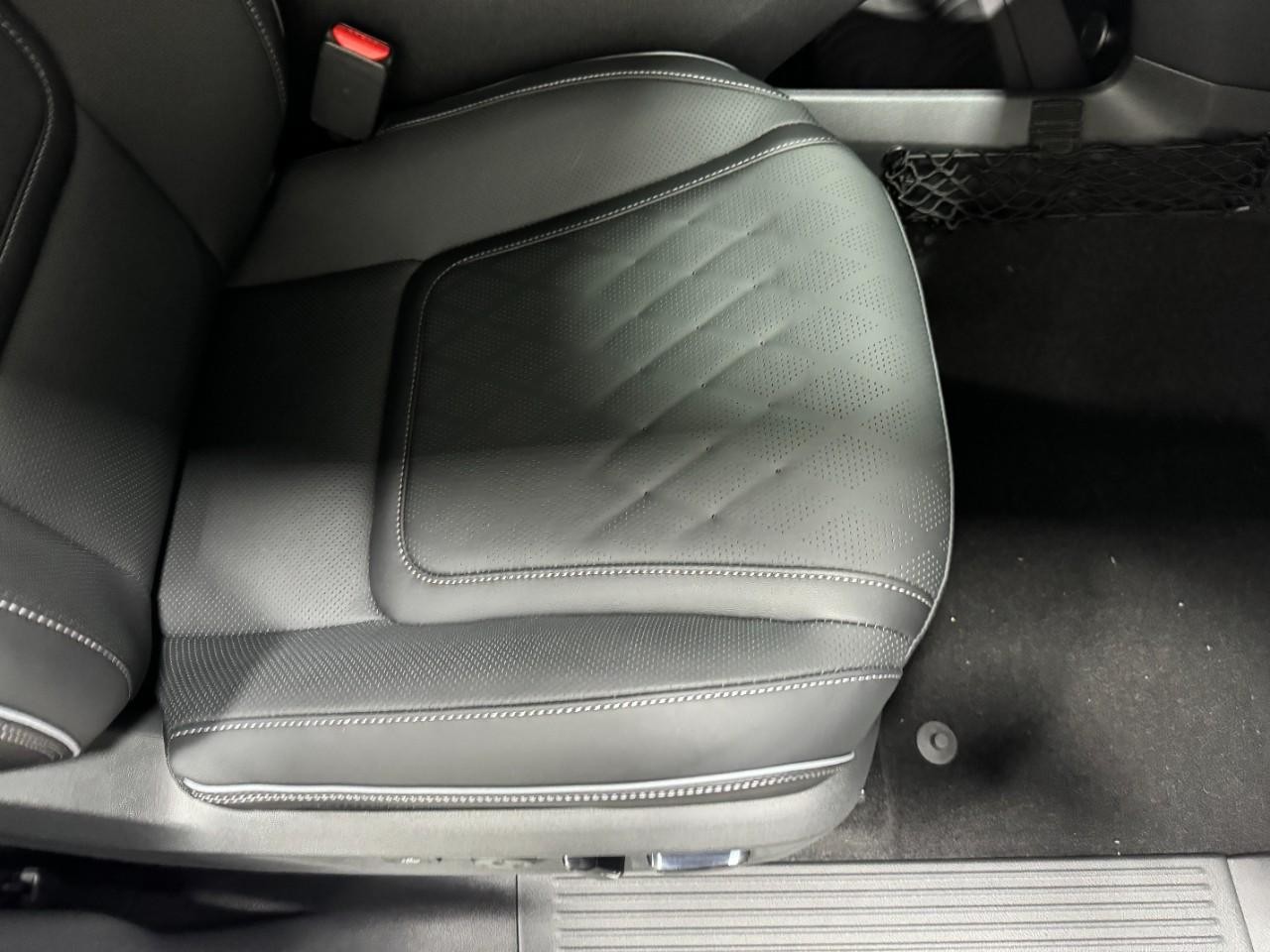 INFINITI QX80 Vehicle Full-screen Gallery Image 21