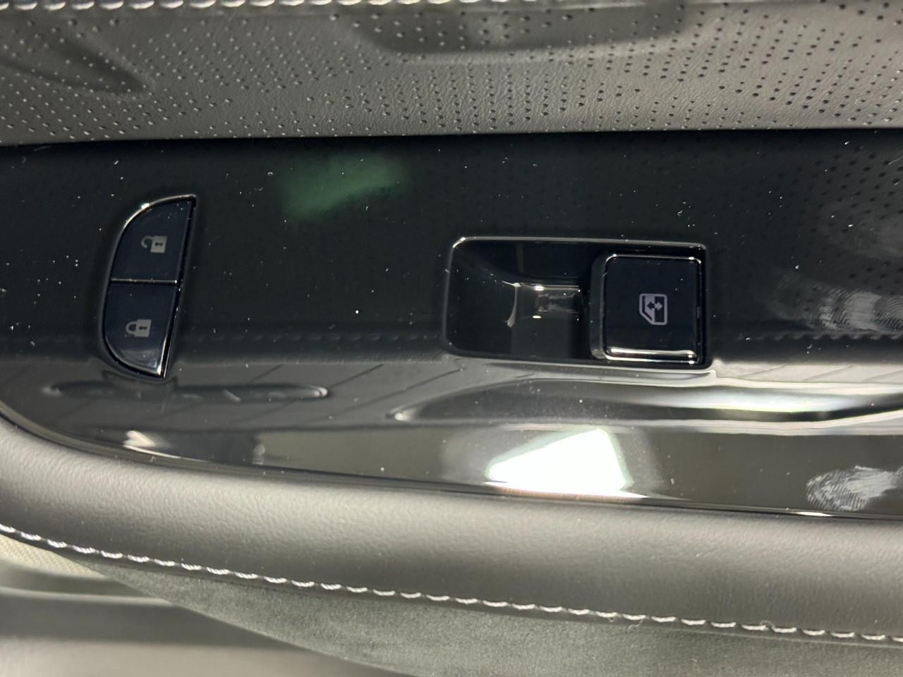 INFINITI QX80 Vehicle Full-screen Gallery Image 24