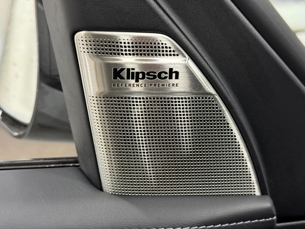 INFINITI QX80 Vehicle Full-screen Gallery Image 25